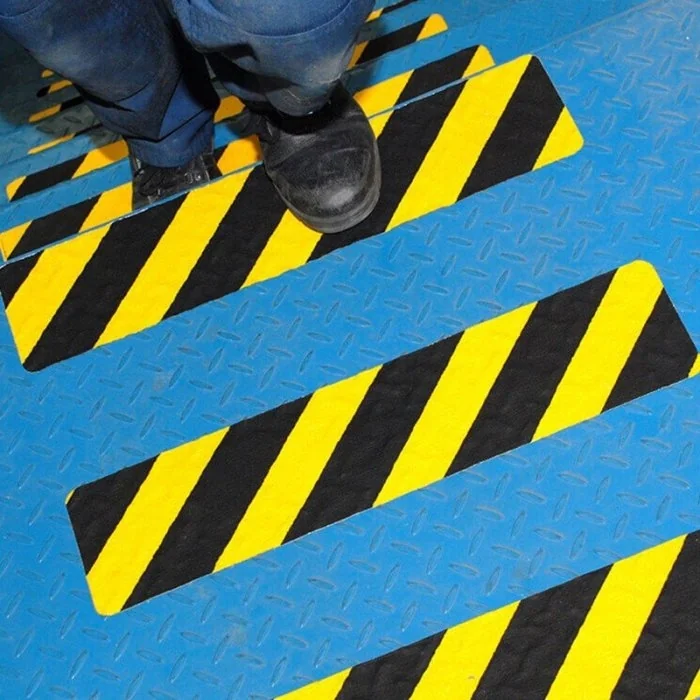 Banda Antiderapanta Pentru Forme Neregulate Lungime 18.3 m, Latime 25 mm, Culoare Negru, Buc / Pachet 10-Benzi Adezive Antial...